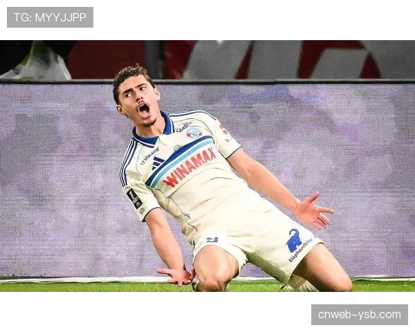 为纪念已故传奇，斯特拉斯堡全队臂戴黑纱出战